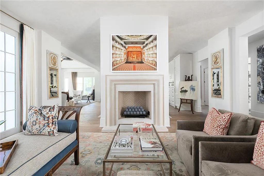 The Estate in Atlanta is a blend between traditional fittings and contemporary finishes, now available for sale. This home located at 914 Buckingham Cir NW, Atlanta, Georgia