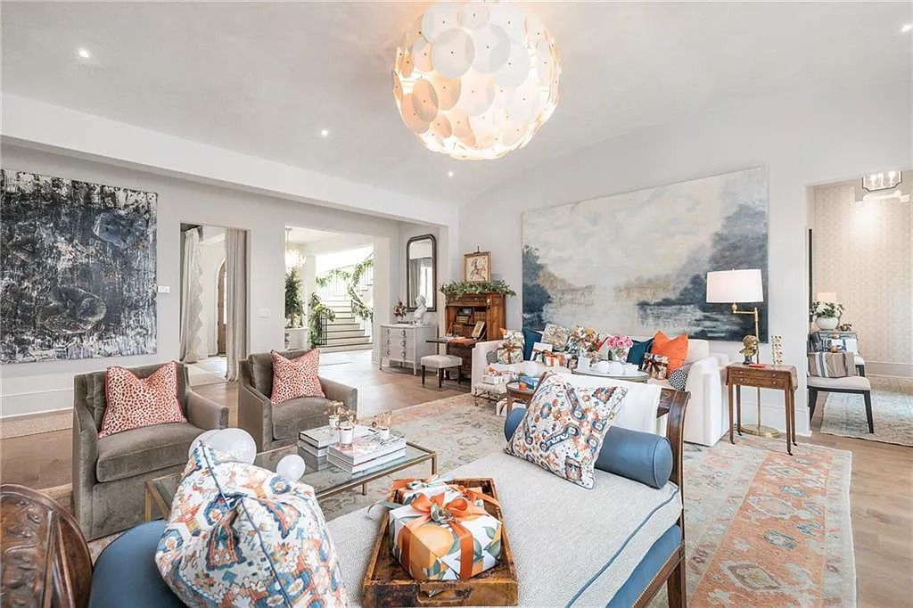 The Estate in Atlanta is a blend between traditional fittings and contemporary finishes, now available for sale. This home located at 914 Buckingham Cir NW, Atlanta, Georgia