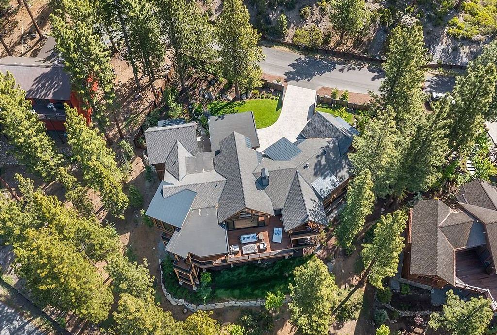 545 Eagle Drive, Incline Village, Nevada is a spectacular estate was meticulously crafted Susie Yanagi AIA design with high quality finish work including double quartzite kitchen islands, gated drive and interior paver heated courtyard.