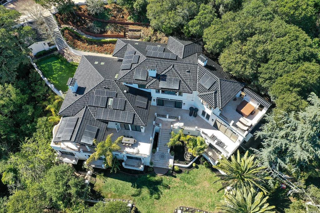 3650 Paradise Drive, Tiburon, California is a rare gem and architectural masterpiece just minutes from San Francisco, enjoying direct access to world-class outdoor activities, the estate offers Riviera living at its finest.