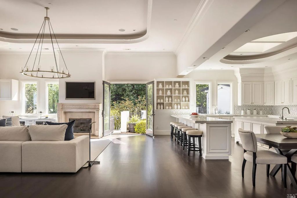 3650 Paradise Drive, Tiburon, California is a rare gem and architectural masterpiece just minutes from San Francisco, enjoying direct access to world-class outdoor activities, the estate offers Riviera living at its finest.