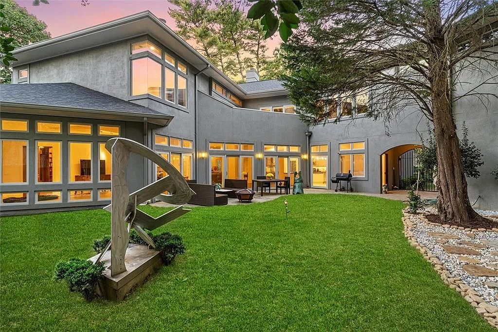 The Estate in Atlanta is a luxurious home that will impress you with massive windows in an landscaped lot now available for sale. This home located at 35 Robin Hood Rd NE, Atlanta, Georgia; offering 06 bedrooms and 07 bathrooms with 7,835 square feet of living spaces. 