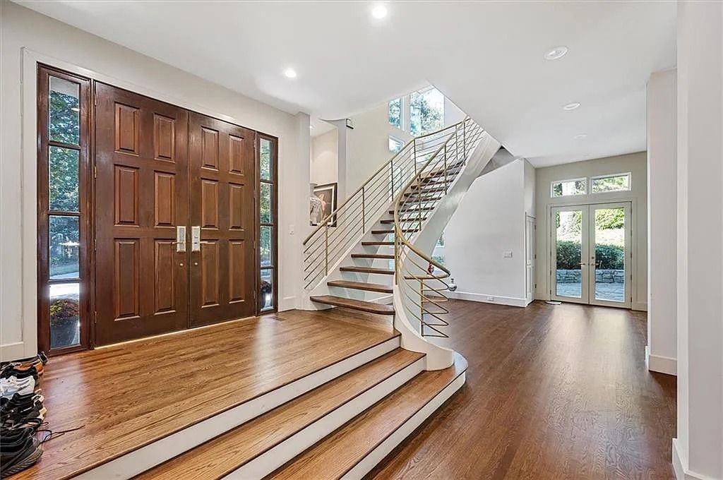 The Estate in Atlanta is a luxurious home that will impress you with massive windows in an landscaped lot now available for sale. This home located at 35 Robin Hood Rd NE, Atlanta, Georgia; offering 06 bedrooms and 07 bathrooms with 7,835 square feet of living spaces. 