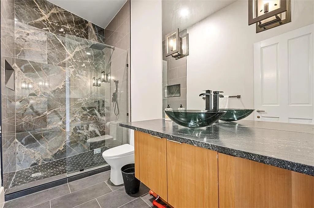The Estate in Atlanta is a luxurious home that will impress you with massive windows in an landscaped lot now available for sale. This home located at 35 Robin Hood Rd NE, Atlanta, Georgia; offering 06 bedrooms and 07 bathrooms with 7,835 square feet of living spaces. 