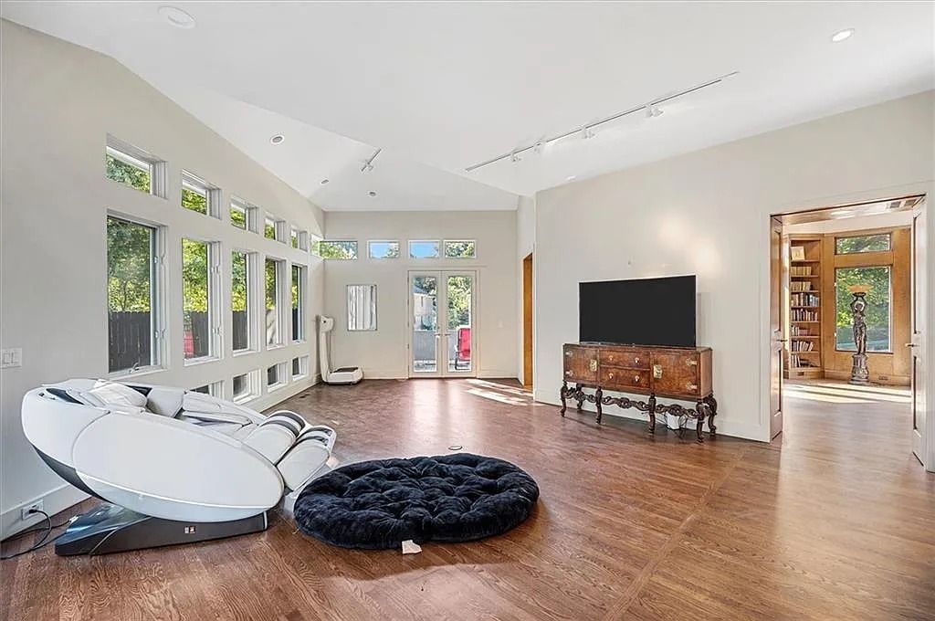 The Estate in Atlanta is a luxurious home that will impress you with massive windows in an landscaped lot now available for sale. This home located at 35 Robin Hood Rd NE, Atlanta, Georgia; offering 06 bedrooms and 07 bathrooms with 7,835 square feet of living spaces. 