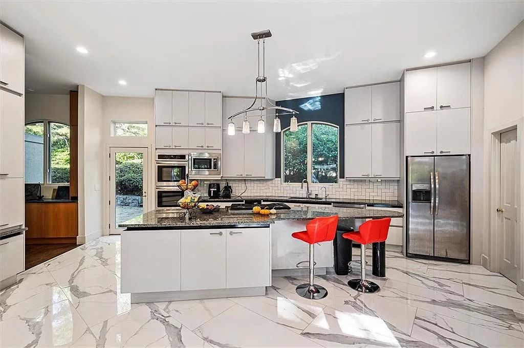 The Estate in Atlanta is a luxurious home that will impress you with massive windows in an landscaped lot now available for sale. This home located at 35 Robin Hood Rd NE, Atlanta, Georgia; offering 06 bedrooms and 07 bathrooms with 7,835 square feet of living spaces. 