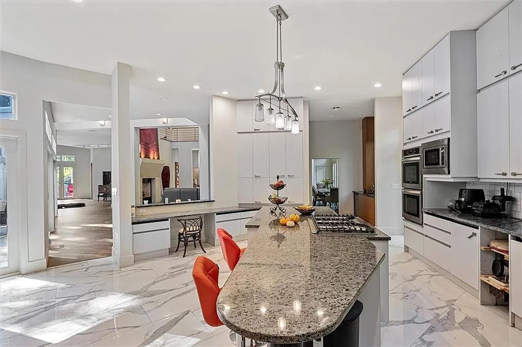 The Estate in Atlanta is a luxurious home that will impress you with massive windows in an landscaped lot now available for sale. This home located at 35 Robin Hood Rd NE, Atlanta, Georgia; offering 06 bedrooms and 07 bathrooms with 7,835 square feet of living spaces. 