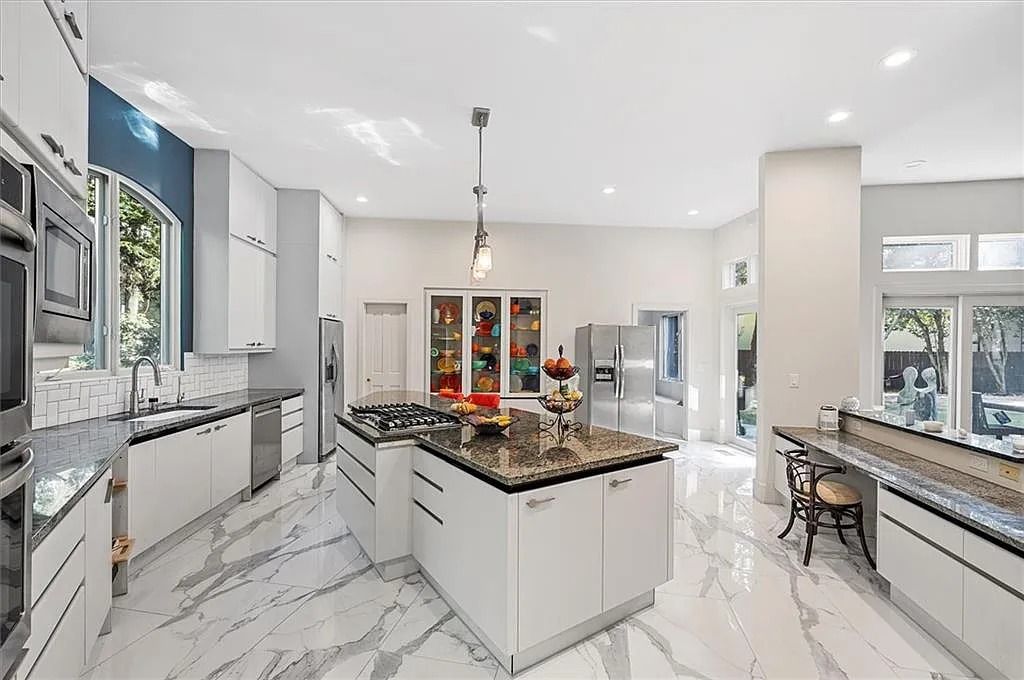 The Estate in Atlanta is a luxurious home that will impress you with massive windows in an landscaped lot now available for sale. This home located at 35 Robin Hood Rd NE, Atlanta, Georgia; offering 06 bedrooms and 07 bathrooms with 7,835 square feet of living spaces. 