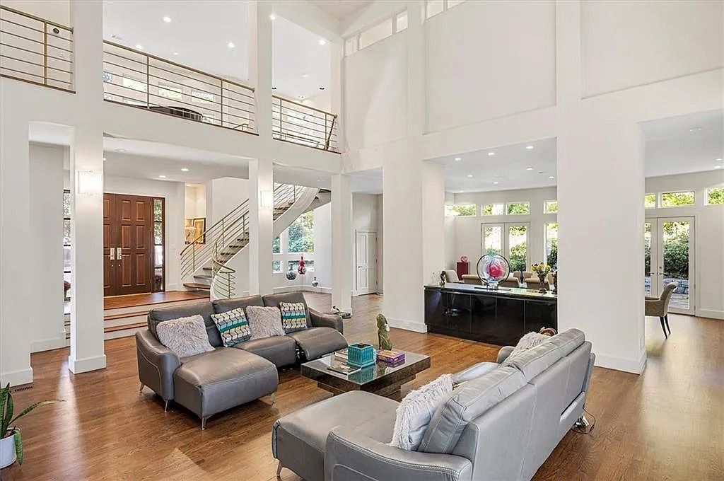 The Estate in Atlanta is a luxurious home that will impress you with massive windows in an landscaped lot now available for sale. This home located at 35 Robin Hood Rd NE, Atlanta, Georgia; offering 06 bedrooms and 07 bathrooms with 7,835 square feet of living spaces. 