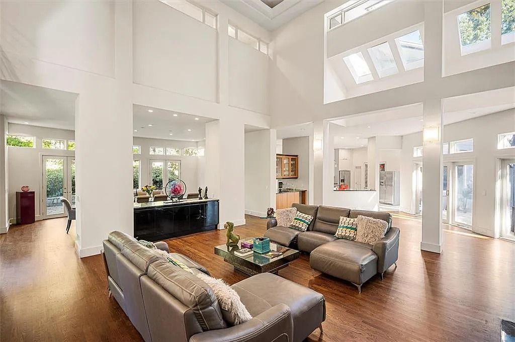 The Estate in Atlanta is a luxurious home that will impress you with massive windows in an landscaped lot now available for sale. This home located at 35 Robin Hood Rd NE, Atlanta, Georgia; offering 06 bedrooms and 07 bathrooms with 7,835 square feet of living spaces. 
