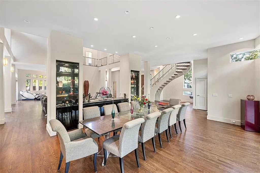 The Estate in Atlanta is a luxurious home that will impress you with massive windows in an landscaped lot now available for sale. This home located at 35 Robin Hood Rd NE, Atlanta, Georgia; offering 06 bedrooms and 07 bathrooms with 7,835 square feet of living spaces. 