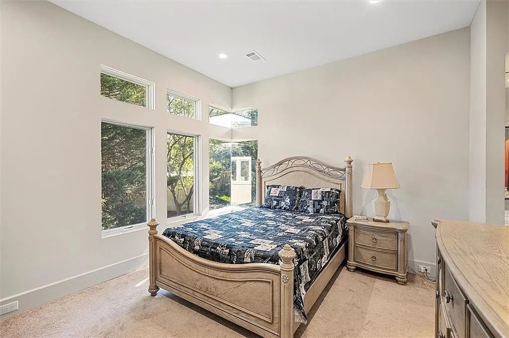 The Estate in Atlanta is a luxurious home that will impress you with massive windows in an landscaped lot now available for sale. This home located at 35 Robin Hood Rd NE, Atlanta, Georgia; offering 06 bedrooms and 07 bathrooms with 7,835 square feet of living spaces. 