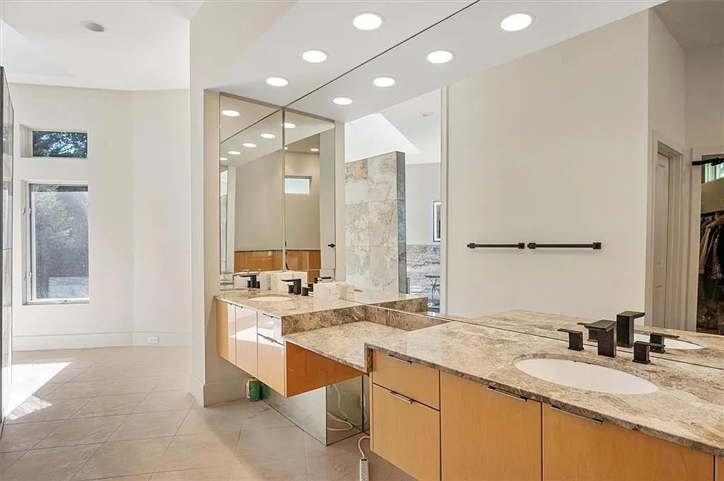 The Estate in Atlanta is a luxurious home that will impress you with massive windows in an landscaped lot now available for sale. This home located at 35 Robin Hood Rd NE, Atlanta, Georgia; offering 06 bedrooms and 07 bathrooms with 7,835 square feet of living spaces. 