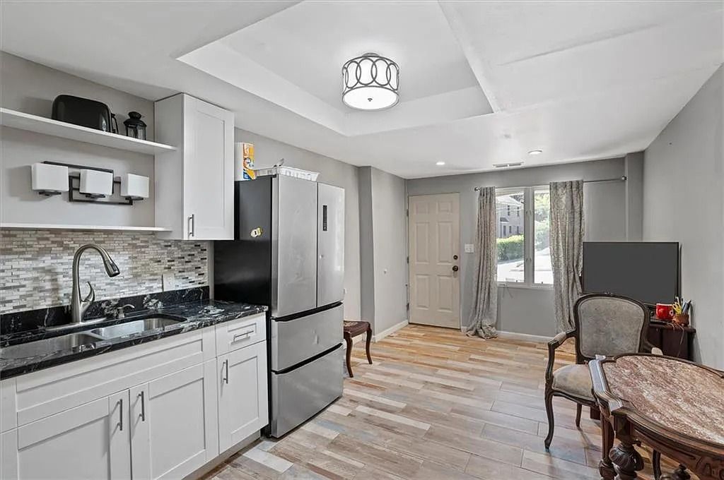 The Estate in Atlanta is a luxurious home that will impress you with massive windows in an landscaped lot now available for sale. This home located at 35 Robin Hood Rd NE, Atlanta, Georgia; offering 06 bedrooms and 07 bathrooms with 7,835 square feet of living spaces. 
