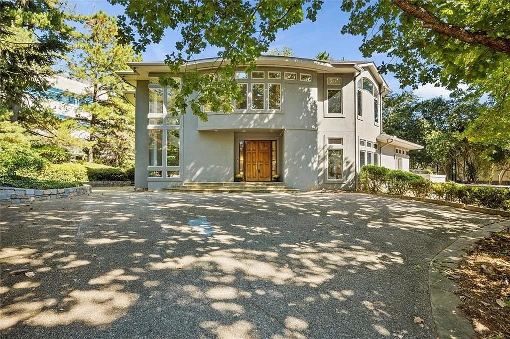 The Estate in Atlanta is a luxurious home that will impress you with massive windows in an landscaped lot now available for sale. This home located at 35 Robin Hood Rd NE, Atlanta, Georgia; offering 06 bedrooms and 07 bathrooms with 7,835 square feet of living spaces. 