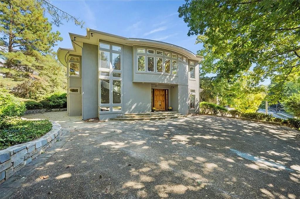 The Estate in Atlanta is a luxurious home that will impress you with massive windows in an landscaped lot now available for sale. This home located at 35 Robin Hood Rd NE, Atlanta, Georgia; offering 06 bedrooms and 07 bathrooms with 7,835 square feet of living spaces. 
