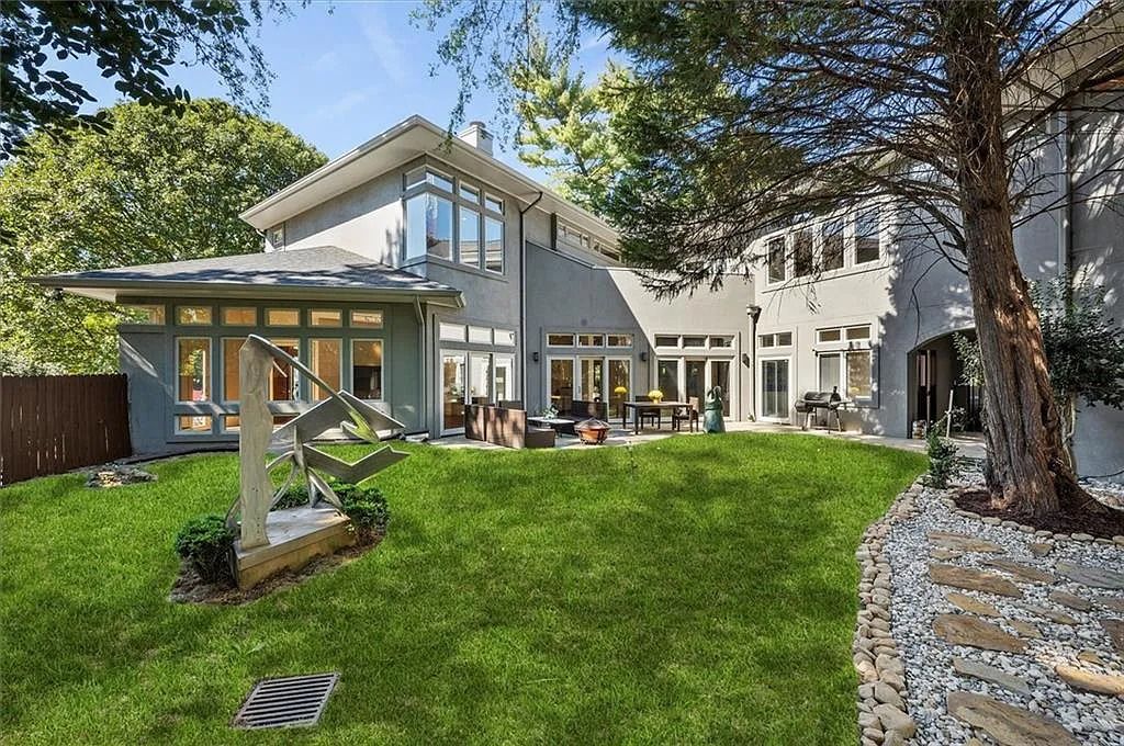 The Estate in Atlanta is a luxurious home that will impress you with massive windows in an landscaped lot now available for sale. This home located at 35 Robin Hood Rd NE, Atlanta, Georgia; offering 06 bedrooms and 07 bathrooms with 7,835 square feet of living spaces. 