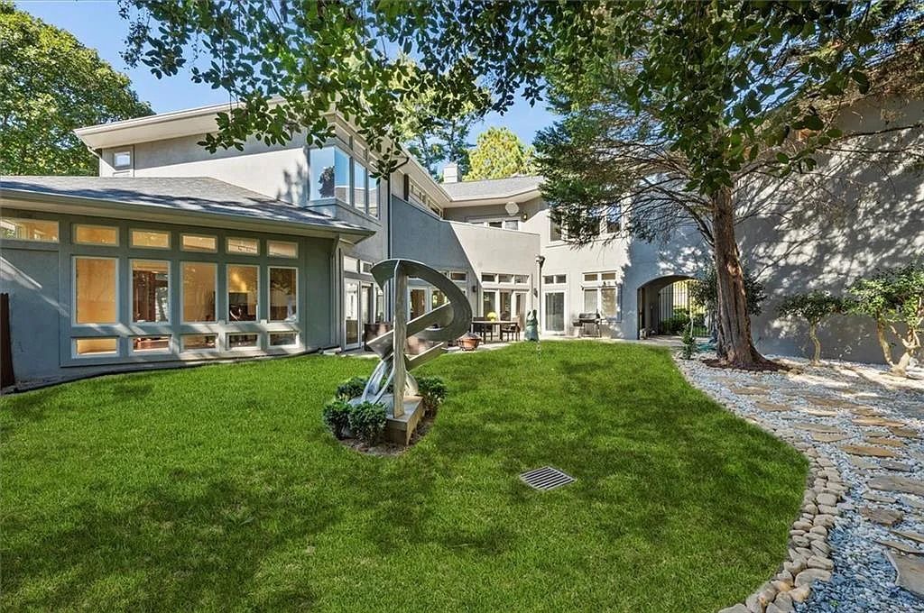 The Estate in Atlanta is a luxurious home that will impress you with massive windows in an landscaped lot now available for sale. This home located at 35 Robin Hood Rd NE, Atlanta, Georgia; offering 06 bedrooms and 07 bathrooms with 7,835 square feet of living spaces. 