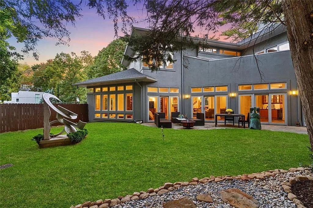 The Estate in Atlanta is a luxurious home that will impress you with massive windows in an landscaped lot now available for sale. This home located at 35 Robin Hood Rd NE, Atlanta, Georgia; offering 06 bedrooms and 07 bathrooms with 7,835 square feet of living spaces. 