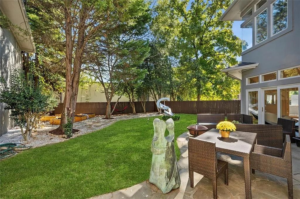 The Estate in Atlanta is a luxurious home that will impress you with massive windows in an landscaped lot now available for sale. This home located at 35 Robin Hood Rd NE, Atlanta, Georgia; offering 06 bedrooms and 07 bathrooms with 7,835 square feet of living spaces. 