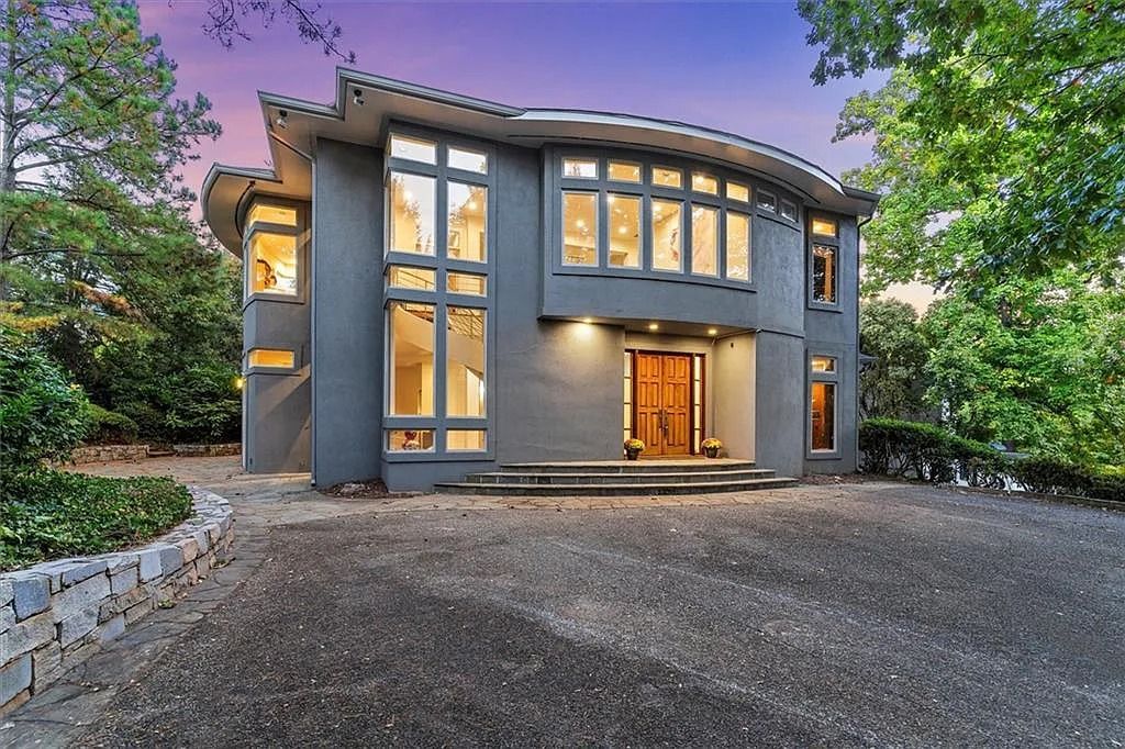 The Estate in Atlanta is a luxurious home that will impress you with massive windows in an landscaped lot now available for sale. This home located at 35 Robin Hood Rd NE, Atlanta, Georgia; offering 06 bedrooms and 07 bathrooms with 7,835 square feet of living spaces. 