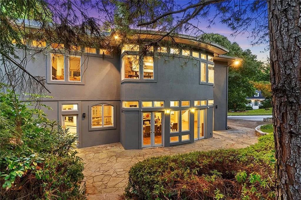 The Estate in Atlanta is a luxurious home that will impress you with massive windows in an landscaped lot now available for sale. This home located at 35 Robin Hood Rd NE, Atlanta, Georgia; offering 06 bedrooms and 07 bathrooms with 7,835 square feet of living spaces. 