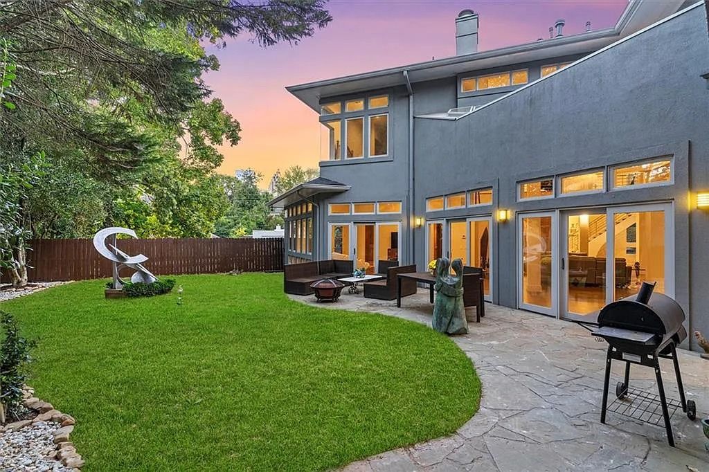 The Estate in Atlanta is a luxurious home that will impress you with massive windows in an landscaped lot now available for sale. This home located at 35 Robin Hood Rd NE, Atlanta, Georgia; offering 06 bedrooms and 07 bathrooms with 7,835 square feet of living spaces. 