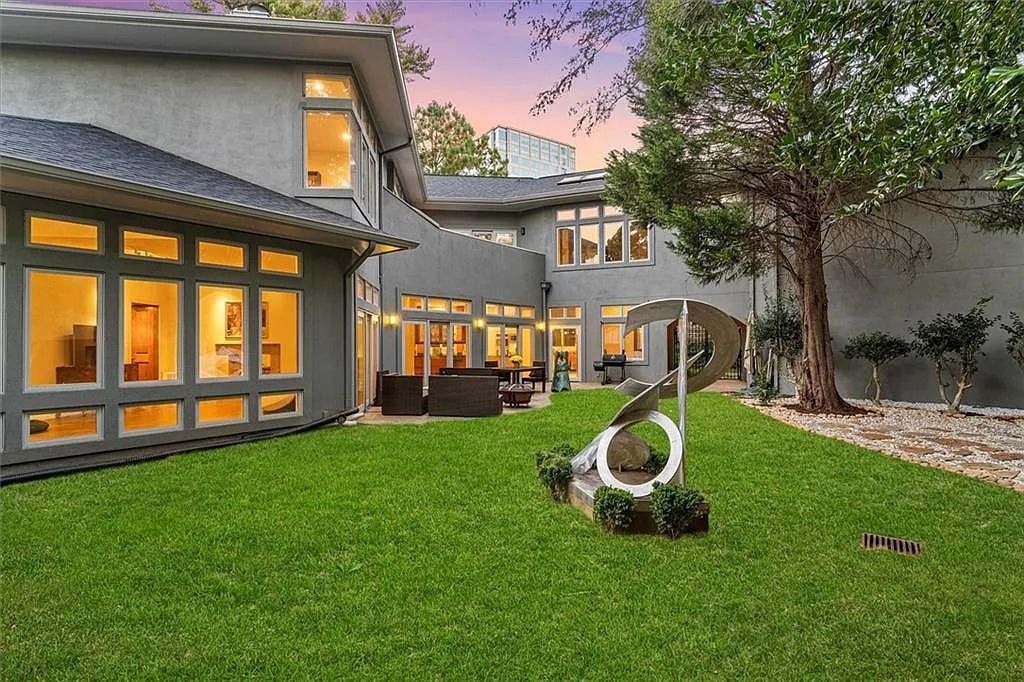 The Estate in Atlanta is a luxurious home that will impress you with massive windows in an landscaped lot now available for sale. This home located at 35 Robin Hood Rd NE, Atlanta, Georgia; offering 06 bedrooms and 07 bathrooms with 7,835 square feet of living spaces. 