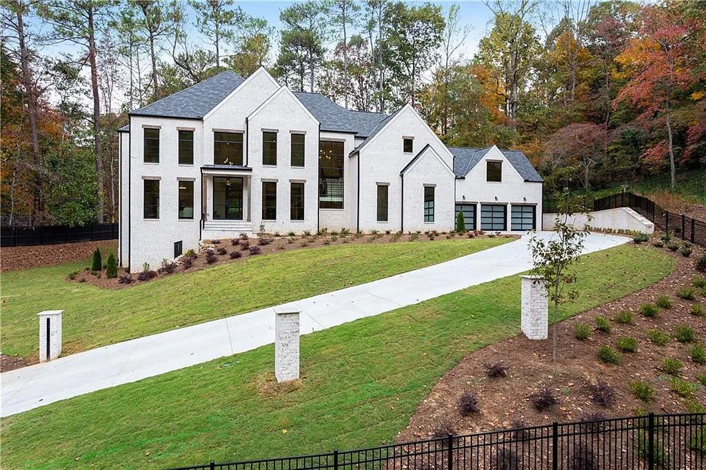 The Residence in Sandy Springs is an epitome of a well built luxury home with seamlessly transition from indoors to outdoors, now available for sale. This home located at 524 Carol Way, Sandy Springs, Georgia