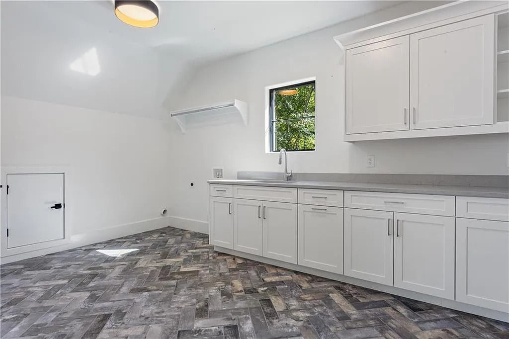 The Residence in Sandy Springs is an epitome of a well built luxury home with seamlessly transition from indoors to outdoors, now available for sale. This home located at 524 Carol Way, Sandy Springs, Georgia