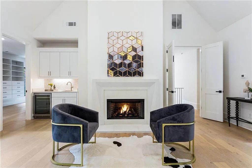 The Residence in Sandy Springs is an epitome of a well built luxury home with seamlessly transition from indoors to outdoors, now available for sale. This home located at 524 Carol Way, Sandy Springs, Georgia