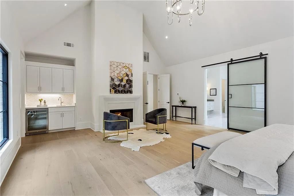 The Residence in Sandy Springs is an epitome of a well built luxury home with seamlessly transition from indoors to outdoors, now available for sale. This home located at 524 Carol Way, Sandy Springs, Georgia