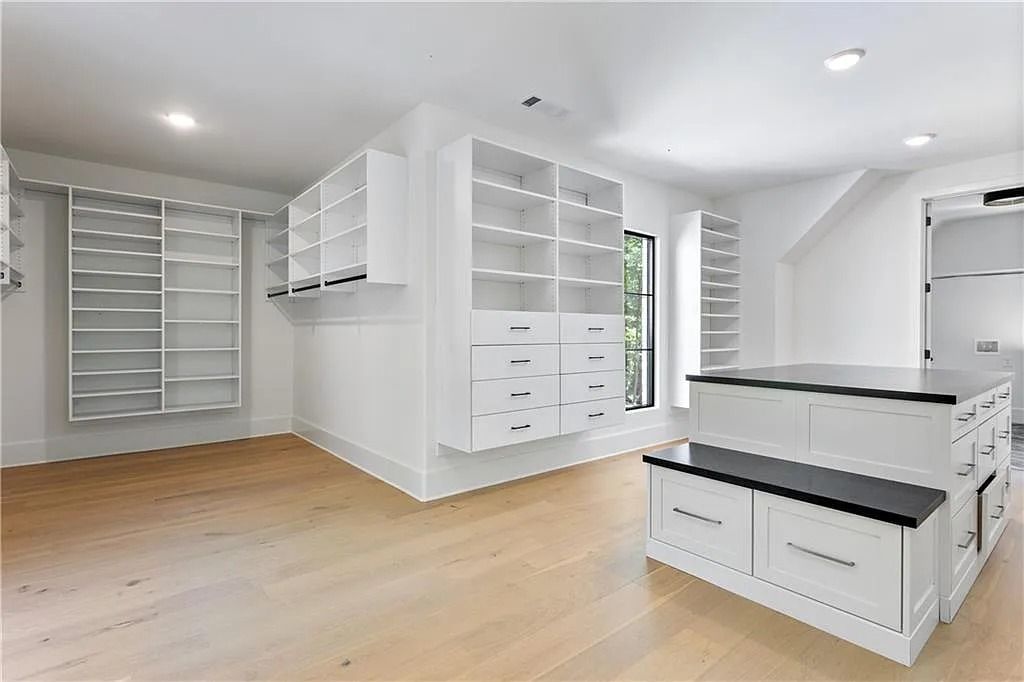 The Residence in Sandy Springs is an epitome of a well built luxury home with seamlessly transition from indoors to outdoors, now available for sale. This home located at 524 Carol Way, Sandy Springs, Georgia