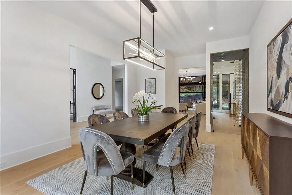 The Residence in Sandy Springs is an epitome of a well built luxury home with seamlessly transition from indoors to outdoors, now available for sale. This home located at 524 Carol Way, Sandy Springs, Georgia