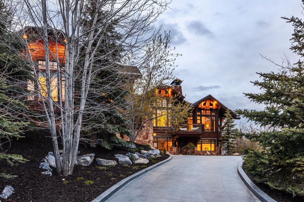 2338 W Red Pine Road, Park City, Utah is the most private residence within the community and the only home with truly panoramic views perched on the elevated upper-northwest corner of one of the most hidden yet convenient locations in Park City.