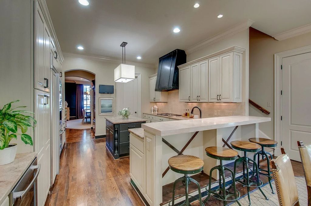 The Estate in Nashville is a luxurious home featuring stunning pool and spa, beautiful landscaping and outdoor kitchen now available for sale. This home located at 34 Lynnwood Ln, Nashville, Tennessee; offering 05 bedrooms and 08 bathrooms with 6,373 square feet of living spaces. 