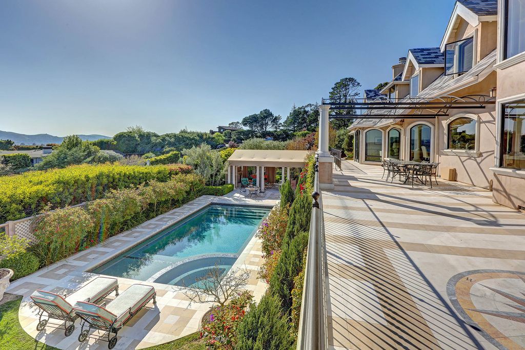 604 Ridge Road, Tiburon, California is a sophisticated residence on a gated and private half-acre parcel with unrivaled top of the world views of San Francisco, Angel Island, the Golden Gate Bridge, Sausalito, and Belvedere Island.