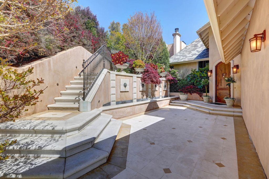 604 Ridge Road, Tiburon, California is a sophisticated residence on a gated and private half-acre parcel with unrivaled top of the world views of San Francisco, Angel Island, the Golden Gate Bridge, Sausalito, and Belvedere Island.