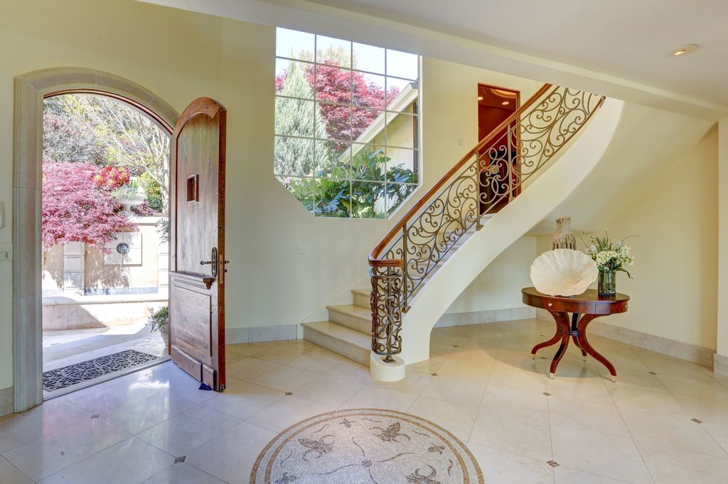 604 Ridge Road, Tiburon, California is a sophisticated residence on a gated and private half-acre parcel with unrivaled top of the world views of San Francisco, Angel Island, the Golden Gate Bridge, Sausalito, and Belvedere Island.