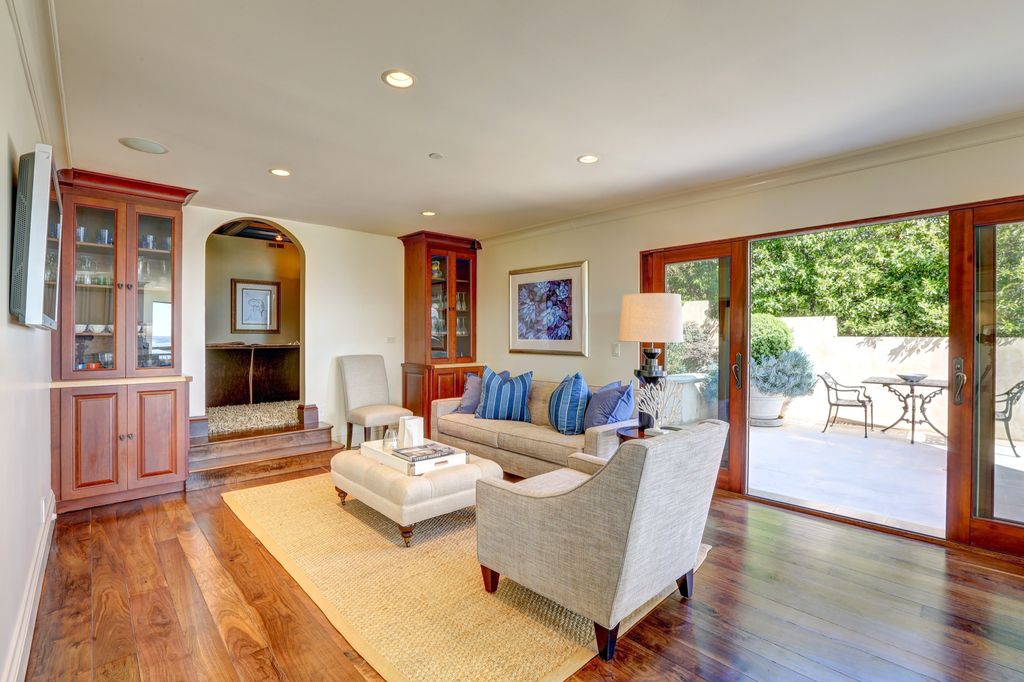 604 Ridge Road, Tiburon, California is a sophisticated residence on a gated and private half-acre parcel with unrivaled top of the world views of San Francisco, Angel Island, the Golden Gate Bridge, Sausalito, and Belvedere Island.