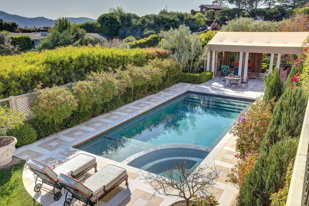 604 Ridge Road, Tiburon, California is a sophisticated residence on a gated and private half-acre parcel with unrivaled top of the world views of San Francisco, Angel Island, the Golden Gate Bridge, Sausalito, and Belvedere Island.