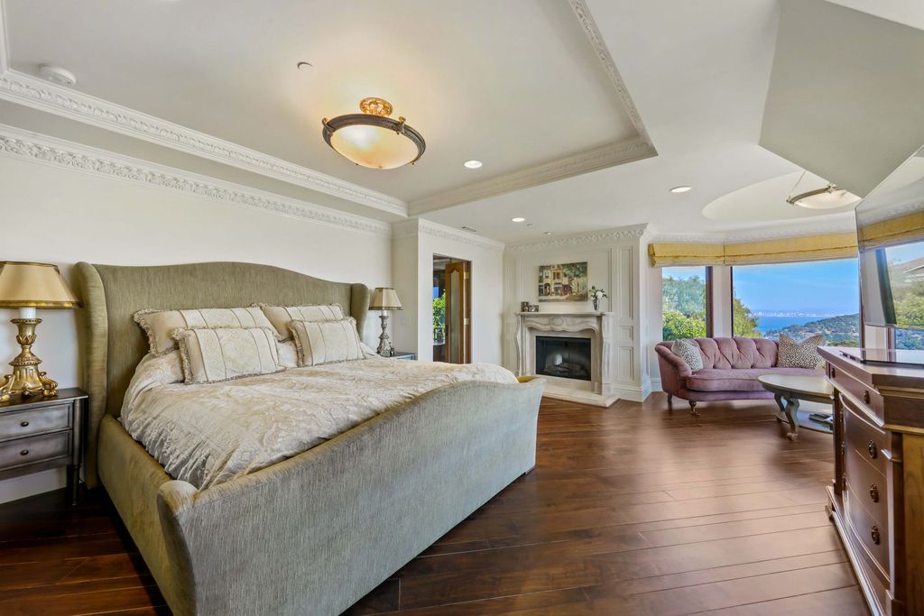 604 Ridge Road, Tiburon, California is a sophisticated residence on a gated and private half-acre parcel with unrivaled top of the world views of San Francisco, Angel Island, the Golden Gate Bridge, Sausalito, and Belvedere Island.