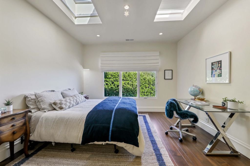 604 Ridge Road, Tiburon, California is a sophisticated residence on a gated and private half-acre parcel with unrivaled top of the world views of San Francisco, Angel Island, the Golden Gate Bridge, Sausalito, and Belvedere Island.