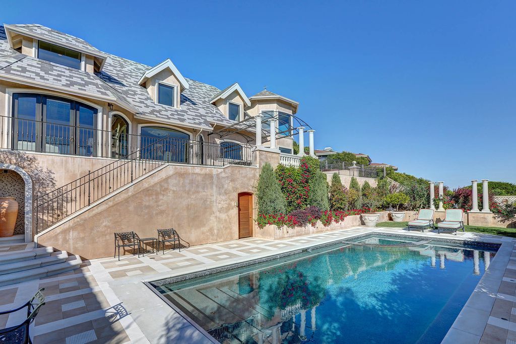 604 Ridge Road, Tiburon, California is a sophisticated residence on a gated and private half-acre parcel with unrivaled top of the world views of San Francisco, Angel Island, the Golden Gate Bridge, Sausalito, and Belvedere Island.