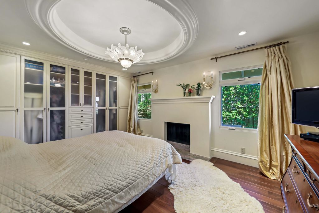 604 Ridge Road, Tiburon, California is a sophisticated residence on a gated and private half-acre parcel with unrivaled top of the world views of San Francisco, Angel Island, the Golden Gate Bridge, Sausalito, and Belvedere Island.