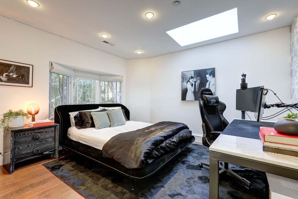 604 Ridge Road, Tiburon, California is a sophisticated residence on a gated and private half-acre parcel with unrivaled top of the world views of San Francisco, Angel Island, the Golden Gate Bridge, Sausalito, and Belvedere Island.