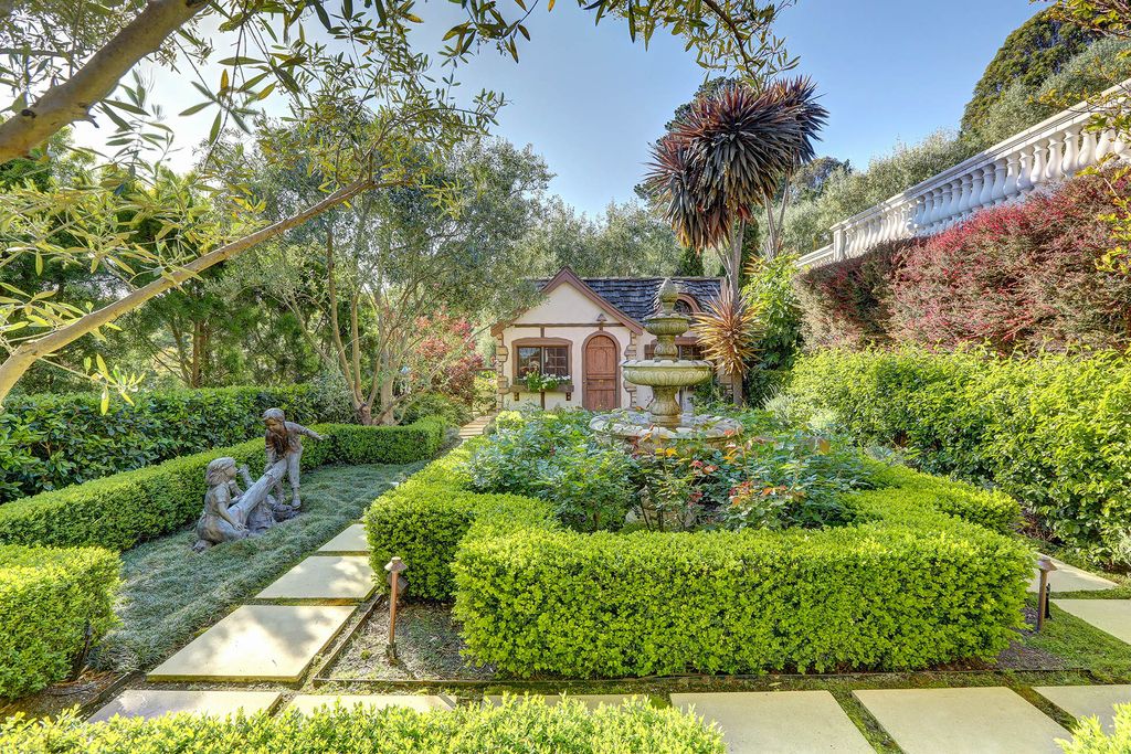 604 Ridge Road, Tiburon, California is a sophisticated residence on a gated and private half-acre parcel with unrivaled top of the world views of San Francisco, Angel Island, the Golden Gate Bridge, Sausalito, and Belvedere Island.