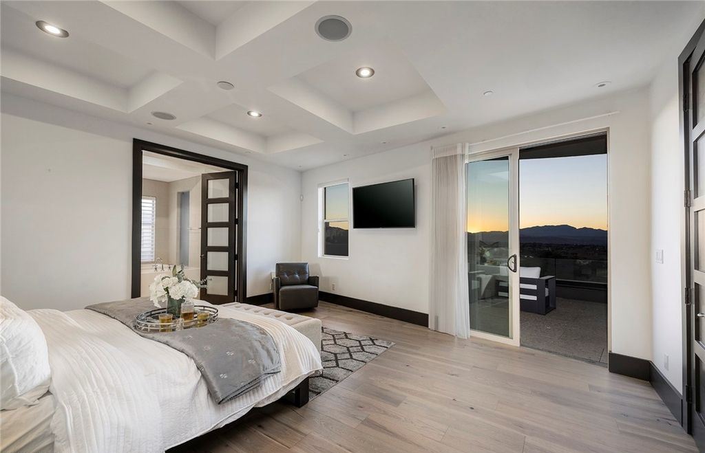 15 Yorkridge Court, Henderson, Nevada is a modern custom in guard gated Anthem Country Club remodeled in 2022 with open indoor outdoor concept, dramatic architecture, gorgeous finishes. 