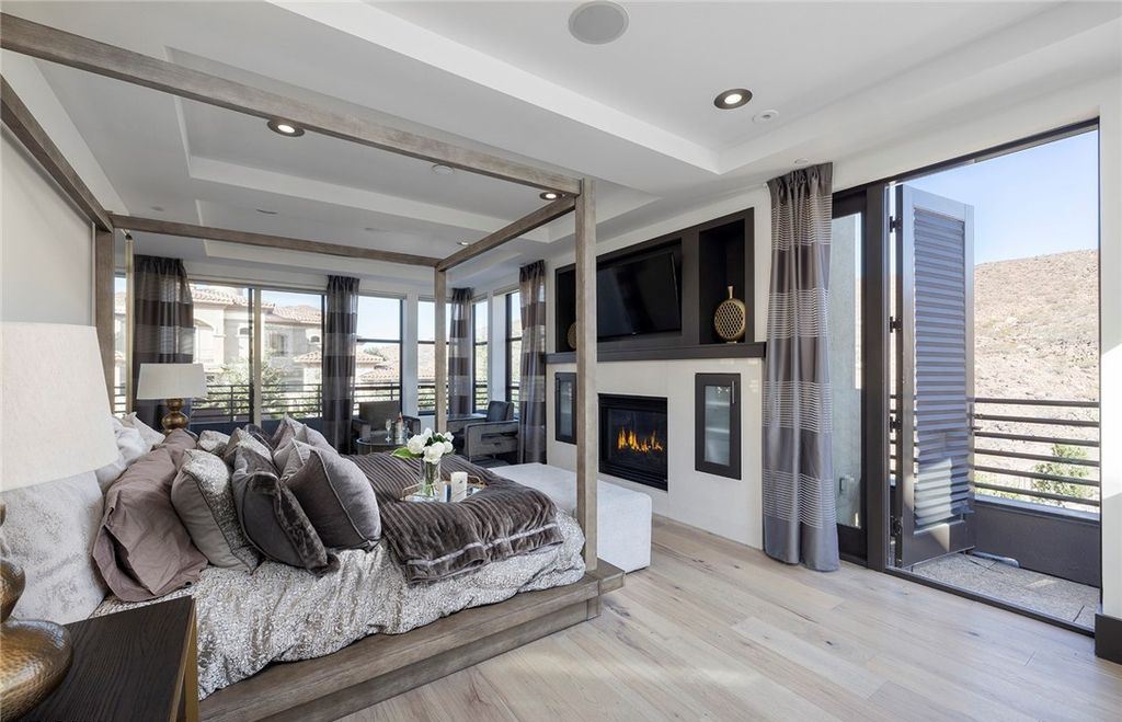 15 Yorkridge Court, Henderson, Nevada is a modern custom in guard gated Anthem Country Club remodeled in 2022 with open indoor outdoor concept, dramatic architecture, gorgeous finishes. 