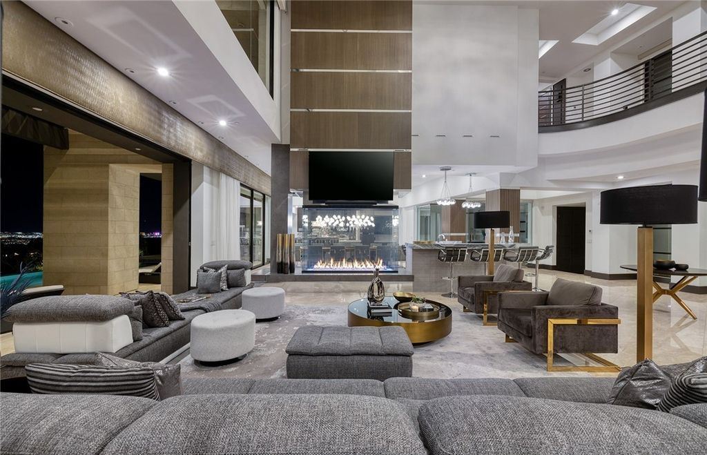 15 Yorkridge Court, Henderson, Nevada is a modern custom in guard gated Anthem Country Club remodeled in 2022 with open indoor outdoor concept, dramatic architecture, gorgeous finishes. 